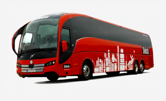 Autobuses de gran capacidad, equipados con aseo y plataforma elevadora para personas de movilidad reducida (PMR).