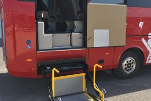 Los pasajeros de movilidad reducida pueden realizar sus desplazamientos en sus sillas de ruedas, ancladas al piso del microbús, de una manera totalmente segura.