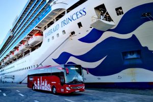 Uno de nuestros Tourismos se dirige a la salida de pasajeros del Emerald Princess para visitar la Región de Murcia
